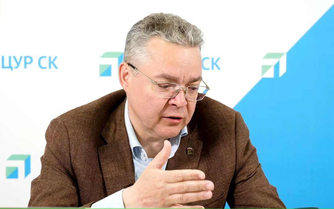 Губернатор Владимиров предложил адресовать вопросы о работе приставов прокуратуре Ставропольчанка на прямой линии губернатора Владимира Владимирова в соцсетях рассказала, что не получает алименты на детей, а к неплательщику не предпринимают мер воздействия. Глава региона отметил, что в некоторых случаях лично вникает в ситуации с такими должниками. Он также добавил, что самым простым способом оказать влияние может стать обращение в прокуратуру.