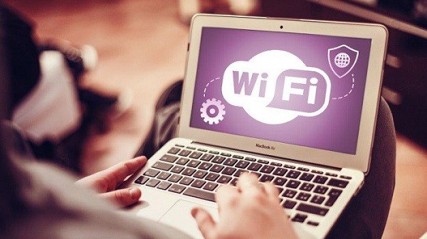 Невидимый след: Wi-Fi как инструмент слежки  Обычный роутер — теперь как потенциальная "камера". Итальянские учёные разработали технологию WhoFi, способную отслеживать перемещения человека в помещении по искажениям Wi-Fi-сигнала.  Без камер, без датчиков — только нейросети и беспроводная связь. Метод работает даже сквозь стены и в полной темноте. Точность — до 95,5%.  Пока система позиционируется как средство безопасности, эксперты уже говорят об угрозе приватности. Что, если такая технология попадёт не в те руки?     Как меняется мир слежки и где граница между безопасностью и вторжением в личную жизнь — читайте в материале    Подпишись — Минская правда MLYN.by