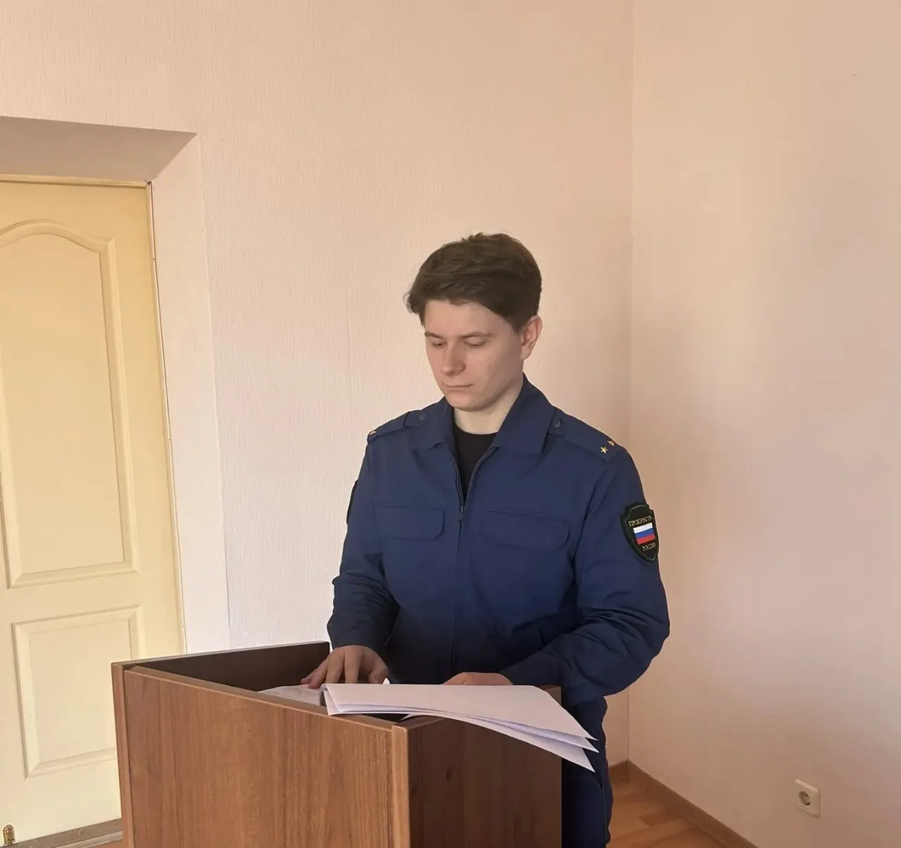 Прокуратура города Энгельса провела проверку исполнения требований законодательства в сфере льготного лекарственного обеспечения граждан По результатам проверки в ГАУЗ Энгельсская городская клиническая больница 1 установлены нарушения порядка обеспечения граждан жизненно необходимыми и важнейшими лекарственными препаратами и медицинскими изделиями С целью устрашения нарушений прокуратура внесла представление главному врачу медучреждения В отношении ответственного должностного лица возбуждено производство по делу об административном правонарушении по ч 3 ст 19 20 КоАП РФ по результатам рассмотрения которого виновное лицо привлечено к ответственности в виде штрафа в размере 20 тыс рублей  Вопрос лекарственного обеспечения граждан находится на особом контроле прокуратуры города Канал прокуратуры Саратовской области теперь доступен в национальном мессенджере MAX Переходите по ссылке и включайте уведомления о новых постах