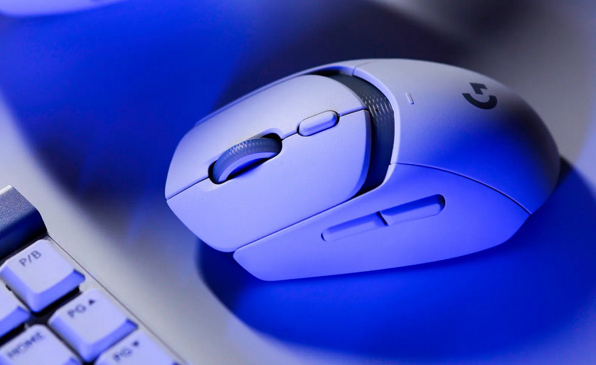 Logitech подняла цены на свои устройства из-за новых импортных пошлин в США. Компания подтвердила, что часть товаров подорожала на 10–25 процентов, включая популярные модели вроде мыши MX Master 3S и клавиатуры Pro X TKL. Изменения начали замечать ещё в апреле, и эксперты предупреждают, что рост цен может повлиять на спрос и рынок компьютерной периферии в ближайшие месяцы.