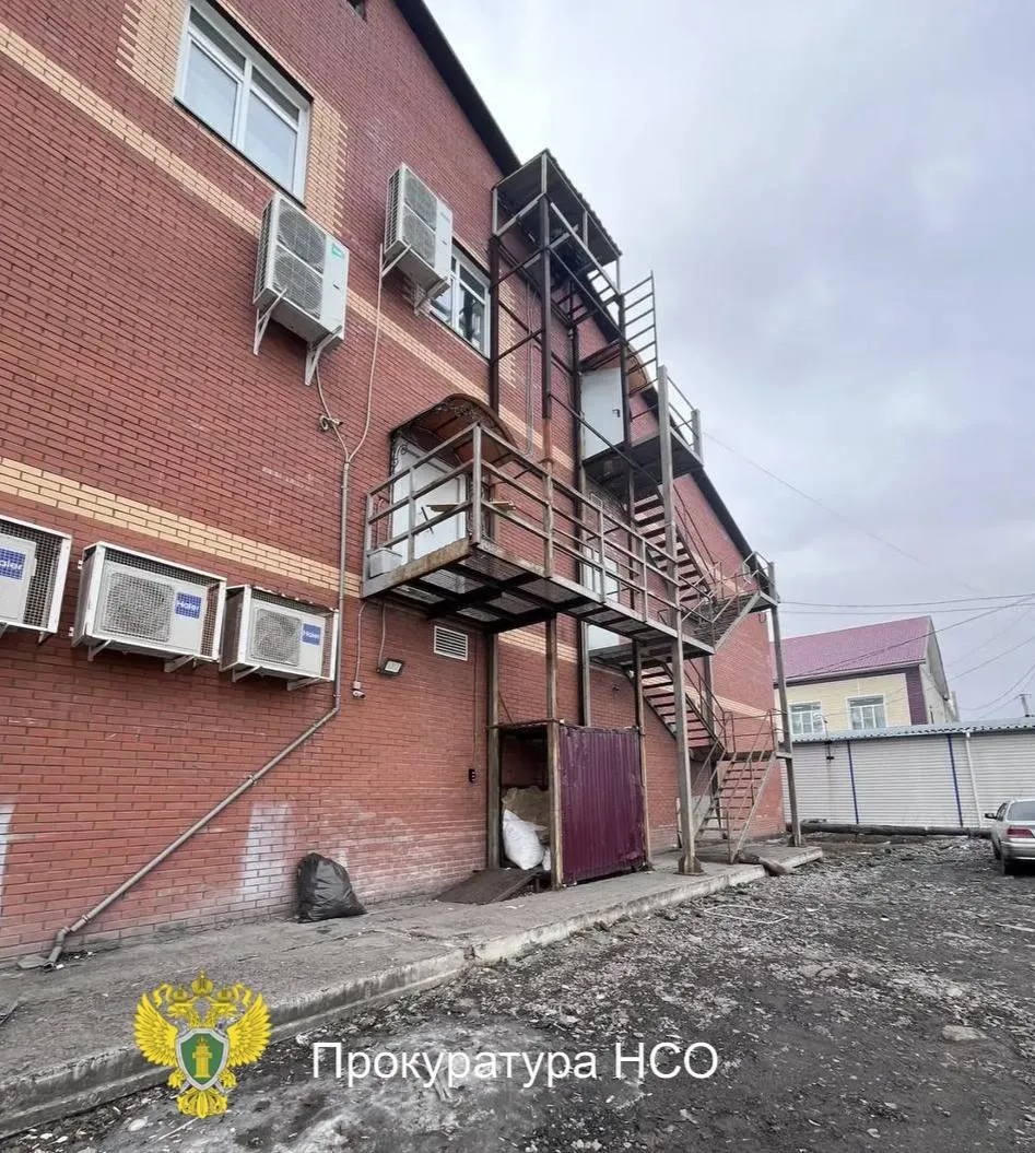 Рабочий получил травмы при падении грузового лифта в ТЦ Европа в Татарске Пострадавший госпитализирован с тяжёлыми повреждениями Всё произошло накануне днём Двое мужчин откликнулись на предложение о работе по погрузке товаров Во время выполнения работ оборвался один из тросов грузового лифта после чего устройство рухнуло на землю Бригада скорой помощи доставила в больницу 27 летнего жителя он проходит лечение Обстоятельства происшествия предстоит установить сотрудникам прокуратуры