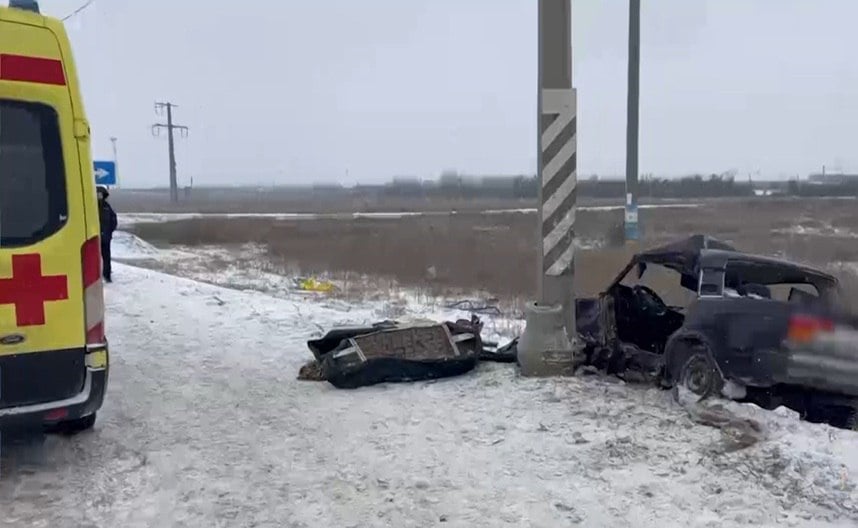 «ВАЗ-2107» протаранил столб под Волгоградом, водитель погибла  Если накануне в регионе вовсе не было аварий с пострадавшими, то день 23 февраля начался смертельным ДТП на московской трассе Р-22 «Каспий». В Городищенском районе женщина водитель на «ВАЗ-2107» протаранила столб и погибла на месте до приезда скорой. Ее 15-летний пассажир выжил, сейчас он в больнице.