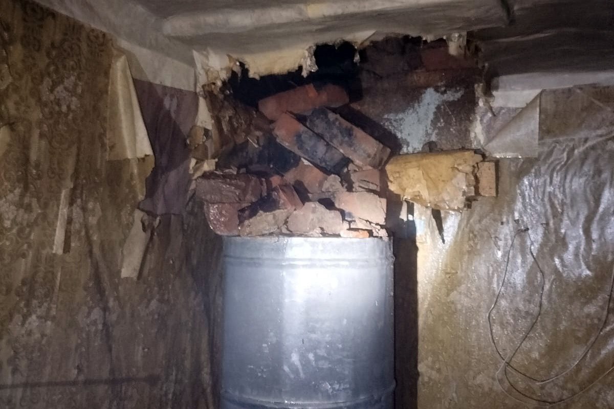 Пожарные спасли пенсионерку из загоревшегося в Вологодской области дома Пожар произошел 30 июня в Грязовце. Около 22 часов очевидцы позвонили в пожарную охрану и сообщили, что из заброшенного одноэтажного дома на улице Урицкого идет дым. На место происшествия выехали две автоцистерны и пять пожарных, которые вывели из деревянного здания пожилую женщину. К счастью, она не пострадала. Причиной возгорания, по мнению специалистов, стала неисправная печь, которую пенсионерка затопила, чтобы согреться.