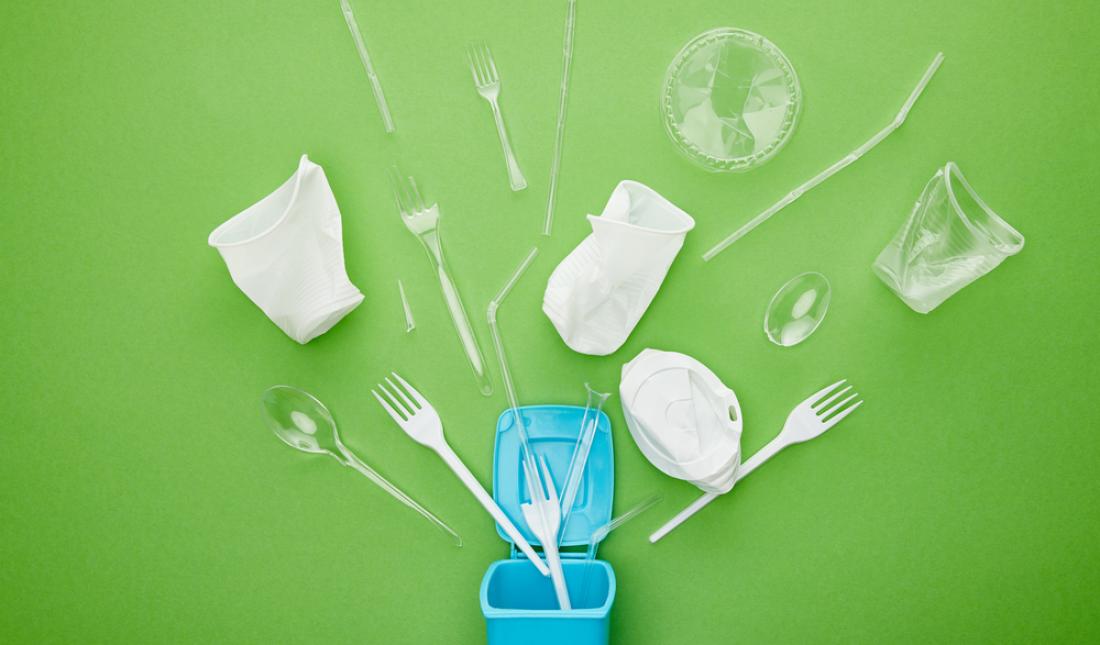 Ограничение одноразового пластика какие изменения готовятся в Армении В Армении формируется законодательная база для поэтапного сокращения использования одноразовых пластиковых изделий в сфере торговли и общественного питания Поправки затрагивают регулирование розничной торговли и усиливают экологические требования к бизнесу Что предлагается Парламент рассматривает в первом чтении изменения в законы О торговле и услугах О контроле за рынком а также в Кодекс об административных правонарушениях С 1 января 2027 года планируется запретить при осуществлении розничной торговли в магазинах предприятиях общепита на рынках ярмарках выставках продажах и в передвижных торговых пунктах продажу и хранение полиэтиленовых пакетов и мешков реализацию одноразовой посуды и столовых приборов тарелок чашек ложек вилок ножей трубочек палочек для размешивания использование контейнеров из пластика и пенопласта для обслуживания покупателей Какие предусмотрены исключения Ограничения не распространяются на пакеты используемые для упаковки товаров пакеты для отходов вторичного сырья пластиковые контейнеры с крышками применяемые для упаковки продукции Как будет организован контроль за первое нарушение предусмотрено предупреждение за повторное штраф в размере 100 150 тыс драмов контроль за соблюдением требований планируется передать органам местного самоуправления и Инспекционному органу по надзору за рынком Почему это важно для бизнеса формируется долгосрочный ориентир для перехода на альтернативные упаковочные решения создаются единые правила для розничной торговли и сегмента HoReCa усиливается экологическая повестка в регулировании потребительского рынка стимулируется развитие производства и импорта экологичных упаковочных материалов Армения последовательно переходит к более жёсткому регулированию оборота одноразового пластика формируя условия для экологической трансформации торговли и сферы услуг Армения законодательство экология торговля устойчивоеразвитие