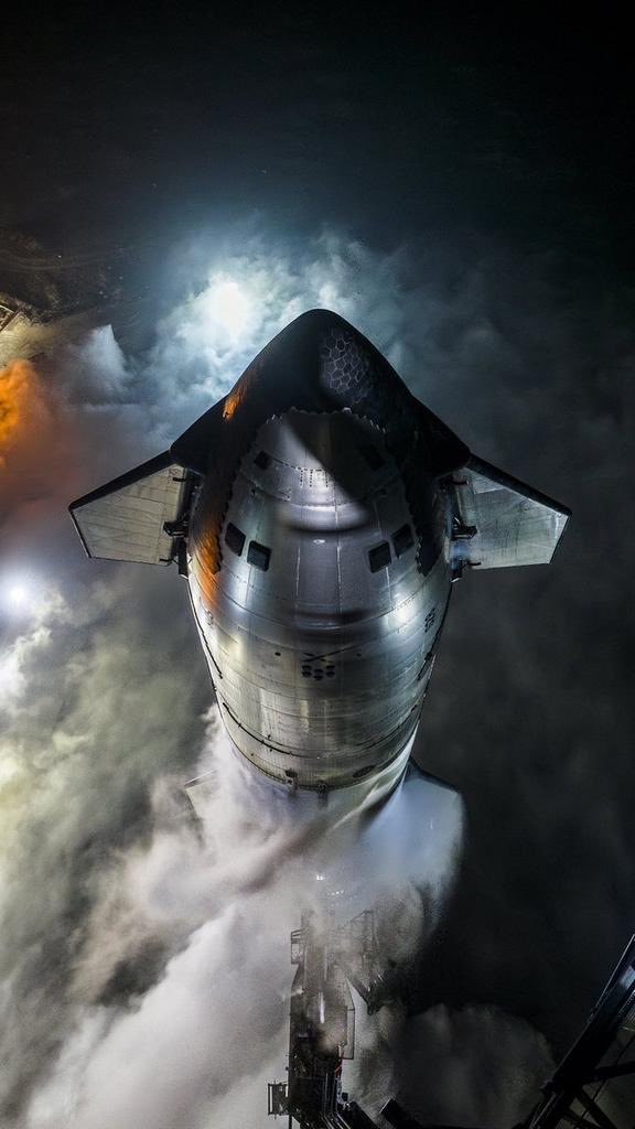 SpaceX готовится к десятому полёту Starship Уже этой ночью SpaceX планирует запустить в десятый полёт Starship Ожидается что старт состоится не ранее 25 августа в 02 30 по московскому времени В миссии задействованы первая ступень Super Heavy B16 и Starship S37 По плану полёта первая ступень не будет возвращена её ожидает приводнение в Мексиканском заливе Вторая ступень Starship S37 должна провести повторное зажигание двигателя Raptor в космосе и выпустить восемь макетов спутников Starlink Завершится миссия входом в атмосферу и приводнением в Индийском океане Илон Маск