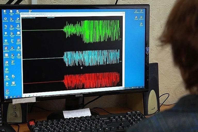 На севере Бурятии 25 января произошло землетрясение Как сообщили в Единой геофизической службе толчки зафиксировали в 03 50 по местному времени Его эпицентр находился в 46 и километрах от посёлка Таксимо что на севере Бурятии Однако это событие не причинило никаких разрушений Магнитуда землетрясения составила 4 4 балла уточнили сейсмологи Работа всех объектов в районе не прекращалась и вероятно большинство жителей не ощутили подземных толчков