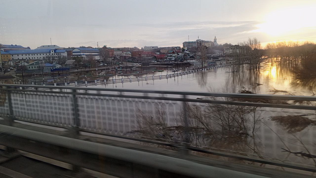 Полтысячи домов и все детские лагеря может затопить в Оренбурге во время паводка   Уровень рек Урала и Сакмары может достичь неблагоприятных значений. Подъем Урала при норме 678 см ожидается до уровня 7 – 8 метров. В этом случае в зону подтопления попадут почти 500 домов в СНТ «Соловушка», «Дубки», «Газовик», «Мичуринец», «Сакмара», «Луч», «Угольщик». Там проживает порядка 400 человек. Также затопленными могут оказаться вновь все 14 загородных лагерей, сообщает администрация.  Как сообщает администрация, работа по подготовке паводку в самом разгаре. Сформированы две мобильные противопаводковые бригады из 30 человек и 16 единиц техники. Подготовлены автобусы для эвакуации людей и три пункта временного размещения.