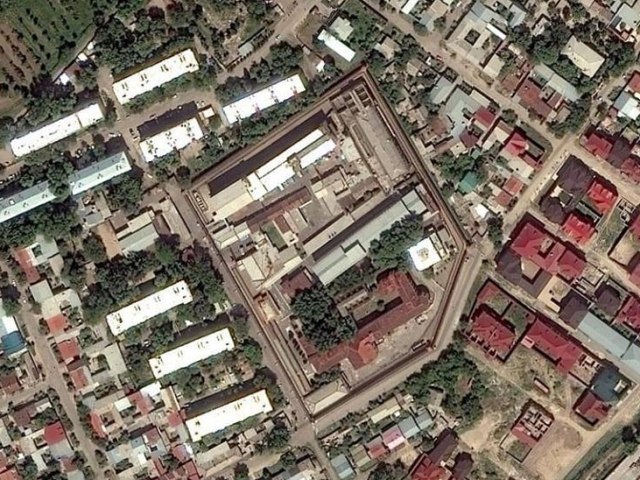 Сенатор запросила у хокима Ташкента объяснения по затянувшемуся строительству аллеи на месте бывшей Таштюрьмы Сенатор Сайёра Абдикаримова обратилась к хокиму Ташкента с запросом о судьбе территории бывшей Таштюрьмы По её словам несмотря на распоряжение правительства о создании на этом месте современного сквера участок до сих пор остаётся заброшенным а некоторые компании пытаются использовать землю в личных интересах Подробнее anhor uz news alley anhoruz Новости события мнения Мобильное приложение IOS Android