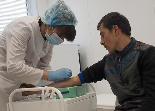 Кыргызстан обратился с иском в суд Евразийского экономического союза ЕАЭС в связи с неисполнением Россией ряда пунктов соглашения по мигрантам подписанного между странами данной организации Между членами ЕАЭС действует соглашение регулирующее положение иностранных рабочих в государствах союза Но по словам председателя Фонда обязательного медицинского страхования КР Азамата Муканова РФ сегодня нарушает статьи 96 98 этого документа отказываясь выдавать полис обязательного медстрахования ОМС членам семей трудовых мигрантов Кыргызстан подал в суд ЕАЭС процесс идет решение будет вынесено через две недели Мы также поднимали данную проблему когда в республику приезжал вице премьер России Алексей Оверчук заявил Муканов Подробнее на нашем сайте Актуальные новости из Центральной Азии fergananews