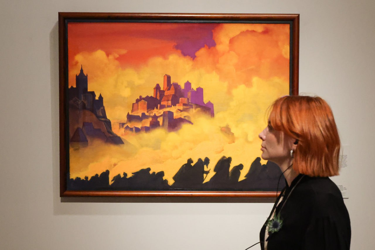 Суд передал 272 картины Рериха в собственность России Останкинский суд Москвы принял решение о передаче 272 картин Николая Рериха и его сыновей Святослава и Юрия в собственность РФ Также стало известно что международная общественная организация Международный центр Рерихов не согласна с решением суда Подробнее читайте по ссылке Фото Вячеслав Прокофьев ТАСС yk24 ru в MAX Telegram ВК VK Видео