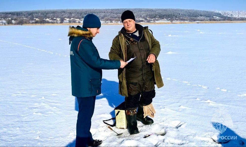 Профилактика – эффективный способ предотвращения трагедий на водоемах зимой  На днях сотрудники отдела надзорной деятельности и профилактической работы по Троицкому району ГУ МЧС России по ЛНР побывали на ставах в селах Бабичево и Демино-Александровка.  Основная цель рейдов и патрулирования — защитить людей от необдуманных и опасных действий на тонком льду. Рыбакам и отдыхающим объясняли, что не стоит рисковать напрасно своей жизнью ради хорошего улова или острых ощущений.  Всем присутствующим вручали памятки с алгоритмом действий при проваливании под лед: - не паникуй, не делай резких движений, стабилизируй дыхание; - раскинь руки в стороны и постарайся зацепиться за кромку льда, придав телу горизонтальное положение по направлению течения; - попытайся осторожно налечь грудью на край льда и забросить одну, а потом и другую ногу на лед; - медленно ползи в ту сторону, откуда пришел, ведь там лед уже проверен на прочность.  Ваша безопасность - ваша ответственность.