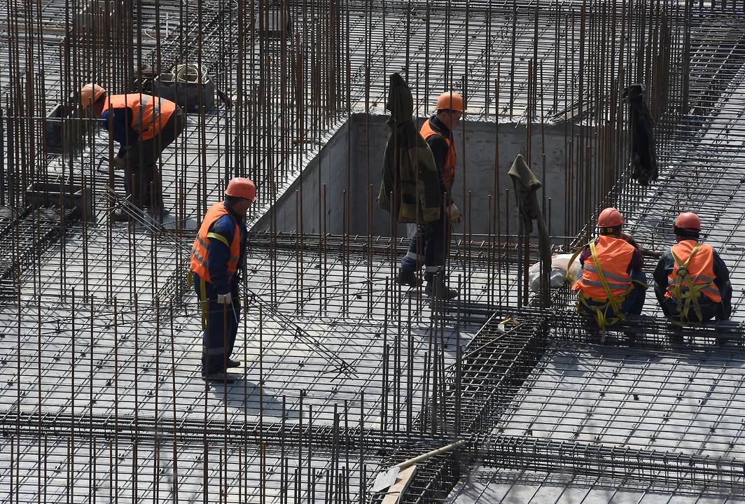 В Казани построят бизнес-центр с подземной парковкой возле ЦУМа  Площадь здания составит более 4,3 тыс. кв. м. Оно будет четырёхэтажным и иметь подземную автостоянку на 123 машино-места.   Здание возведут напротив заброшенных Соболевских номеров, где сейчас находится медцентр.  Строительством займётся компания «Бизнес-центр Пятницкий», которая специализируется на аренде и управлении нежилой недвижимостью.  Фото: Коммерсантъ / Виктор Коротаев