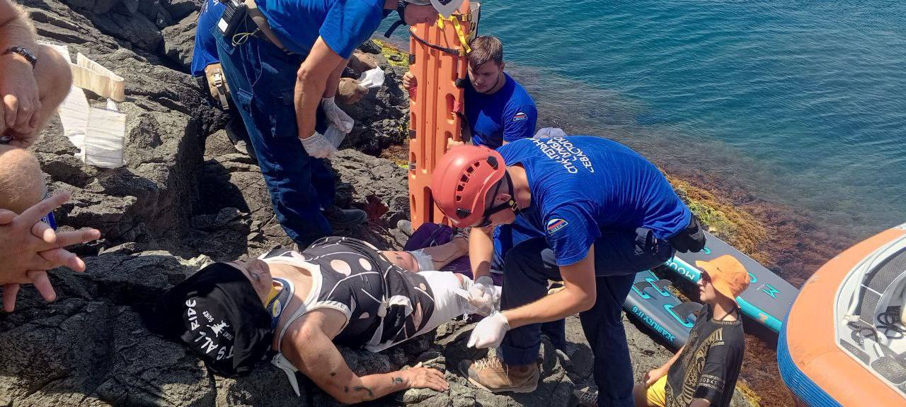 Женщина сорвалась с высоты в Севастополе в районе грота Дианы. Она поскользнулась, когда шла на дикий пляж, и пролетела около пяти метров по острым камням, написал губернатор города Михаил Развожаев. Женщина получила множественные травмы, в том числе, перелом правой голени и травму левой ноги, а также многочисленные ссадины и ушибы. Первую помощь пострадавшей оказали очевидцы случившегося. Прибывшие спасатели доставили травмированную к медикам.