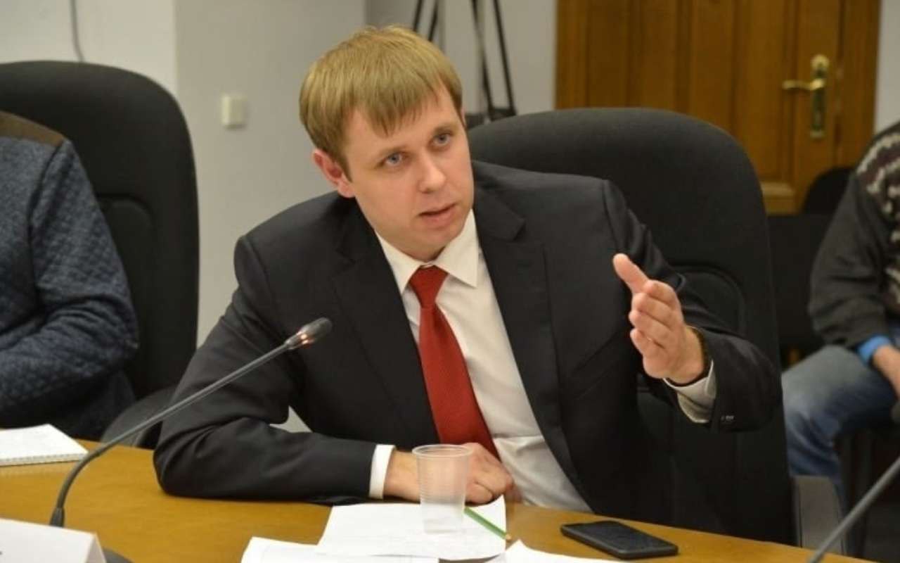 «Игры с уставом»: Воронежская Дума оставила КПРФ без вице-спикера вопреки воле большинства депутатов В Воронежской областной Думе разгорелся скандал после досрочного ухода с поста вице-спикера Сергея Рудакова. Об этом сообщил «Абирегу» депутат областной Думы Денис Рослик. Сегодня, 10 июля, на заседании ожидалось рассмотрение вопроса об освобождении Сергея Рудакова от должности заместителя председателя – этот пункт значился 23-м в повестке. Следом депутаты должны были утвердить нового кандидата на пост вице-спикера, согласованного на совете Думы. По уставу, именно совет формирует повестку заседания. Однако, утром, когда депутатам раздали повестки, вопрос о новом заместителе отсутствовал. «Мы провели заседание фракции, на котором предложили внести вопрос о новом заместителе в повестку. Однако этого пункта не оказалось. Мы настояли на голосовании, и большинство депутатов поддержало включение вопроса, но председатель заседания Владимир Нетесов заявил, что вопрос не включен», – отметил Рослик. Согласно словам Рослика, несмотря на то что большинство депутатов проголосовало против предложения не включать вопрос в повестку 18 против 12 , итоговое решение оказалось противоположным: вопрос так и не был рассмотрен. «Рудаков ушел по собственному желанию, но теперь у нас нет ни одного представителя в руководстве. Мы требовали соблюдения устава, но наш вопрос просто проигнорировали, хотя формально большинство было за то, чтобы его рассмотреть. Для чего эти игры – непонятно», – прокомментировал депутат. Подобная ситуация вызывает вопросы о соблюдении устава Воронежской области, который требует, чтобы каждая фракция имела право на одну оплачиваемую ставку. Сейчас, после ухода Рудакова, у фракции КПРФ такой ставки нет, и назначение нового заместителя председателя позволило бы восстановить баланс. Однако из-за отказа включить вопрос в повестку Дума фактически лишила фракцию этого права.