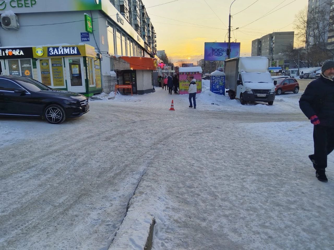 Машина без водителя сбила бабушку в Октябрьском районе.  "Тойота" была припаркована у дома на улице Богаткова. Хозяин включил автозапуск из дома, чтобы прогреть её. О том, что авто стоит без ручника, не подумал. Иномарка покатилась с места и сшибла 78-летнюю женщину. Она в больнице с травмами.