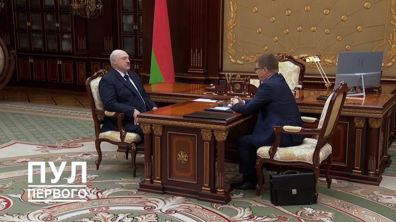 Лукашенко: профсоюзы должны быть мощной базой для поддержания стабильности в белорусском обществе "Они и сейчас являются, наверное, самой мощной "партийной" организацией. И котируются в своем организационном плане выше любой партии, которая у нас существует", - сказал глава государства. Александр Лукашенко прежде всего поинтересовался ситуацией в профсоюзах, взглядом на эти процессы Юрия Сенько, у которого уже было достаточно времени, чтобы с момента своего избрания вникнуть в соответствующие вопросы и оценить их свежим взглядом.