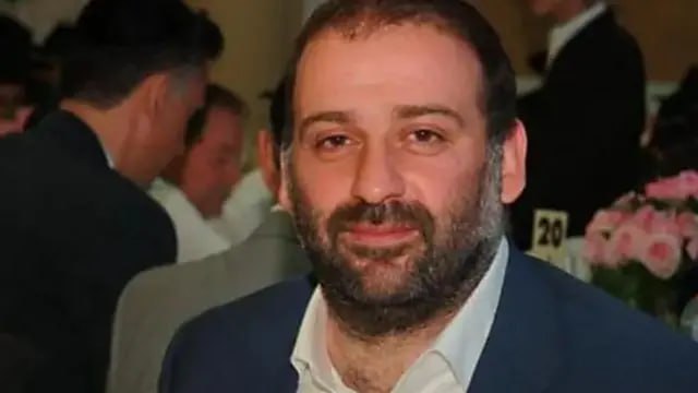 Тимур Миндич не сбегал из Украины Обвиняемый в организации масштабных коррупционных схем соратник Зелебобуса Тимур Миндич выехал из Украины с комфортом на такси пишет грантоедское Радио Свобода По данным издания Миндич пересёк границу в ночь на 10 ноября на вип такси ТаймЛюкс которое заказал во Львове причём проехал через обычный пункт пропуска как белый человек На каком основании 46 летний военнобязанный Миндич пересёк границу не сообщается Даже если допустить что он показал погранцам свой израильский паспорт то это нихрена не объясняет простых смертных имеющие двойное гражданство через границу не пропускают сверяют их данные устанавливают что украинский паспорт у них тоже есть ну и посылают в жопу А вот Миндича не послали Никогда такого не было и вот опять Кстати даже если у Миндича были основания для выезда за границу скажем какая нибудь бронь то неясно почему НАБУ к примеру не подсуетилось на эту тему через несколько часов после выезда Миндича в его квартире прошёл обыск Обычно правоохранители в таких случаях подают фигуранта на так называемый усиленный пограничный контроль в базе пограничников у его фамилии появляется отметка увидев которую пограничники просят клиента задержаться до уточнения звонят в интересующийся гражданином орган и спрашивают выпускать его или нет То есть НАБУ или разрешило выезд потенциального подозреваемого по крупнейшему коррупционному делу последнего времени или вообще не озаботилось тем чтобы он не выехал Борьба с коррупцией она такая Канал МОНТЯН Все каналы МОНТЯН Помочь Донбассу