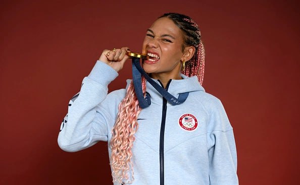 Дочь Родмана стала самой высокооплачиваемой футболисткой в мире Американская нападающая Вашингтона и сборной США Тринити Родман дочь бывшей звезды НБА Денниса Родмана подписала рекордный контракт который делает ее самой высокооплачиваемой футболисткой в мире Об этом сообщает ESPN 23 летняя футболистка сборной продлила соглашение с Вашингтон Спирит из Национальной женской футбольной лиги NWSL на три года до 2028 го По данным источников ESPN ее годовой доход с учетом бонусов составит около 2 млн По словам ее агента Майка Сенковски из Upper 90 Sports Group она станет самым высокооплачиваемым игроком в истории лиги и самой высокооплачиваемой женщиной игроком в мире Я думаю что сейчас это монументальный момент который изменит правила игры Я даже не могу описать словами что я чувствую прокомментировала Родман подписание контракта Getty Images Подписаться на РБК Спорт