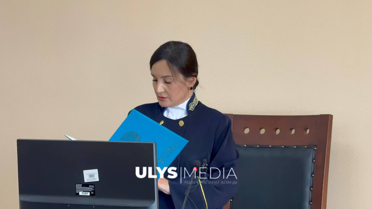 Торт из Threads суд Астаны вынес решение по скандальному делу Межрайонный суд по гражданским делам Астаны рассмотрел иск кондитера Нуршат Акбергеновой к блогеру Аселине Батыр передаёт Ulysmedia kz   Детали Дело рассматривала судья Гульзада Рашкалиева Иск кондитера был удовлетворен частично Так суд обязал Аселину Батыр выплатить кондитеру задолженность в размере 200 тысяч тенге возместить 100 тысяч тенге за моральный ущерб Кроме того блогер должна опубликовать опровержение клеветы Речь идёт о публикациях где Аселина Батыр называла Нуршат Акбергенову мошенницей   Контекст Напомним скандал разгорелся в августе 2025 года когда алматинская кондитер Нуршат Акбергенова рассказала что выполнила заказ на 18 килограммовый торт для Аселины Батыр оценив работу в 600 000 тенге По её словам она получила лишь 100 000 тенге предоплаты а себестоимость ингредиентов составила около 440 000 тенге t me ulysmediatg