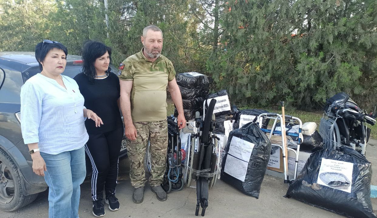 Гуманитарную помощь, собранную жителями Астраханской области, доставили в Новотроицкий округ В состав гуманитарного груза вошли инвалидные коляски, памперсы и одежда для нуждающихся переселенцев из зоны боевого соприкосновения. "Эта поддержка имеет огромное значение для жителей округа, оказавшихся в непростой жизненной ситуации", — отметили в Новотроицкой Администрации. ПОДПИСАТЬСЯ НА ТАВРИЮ