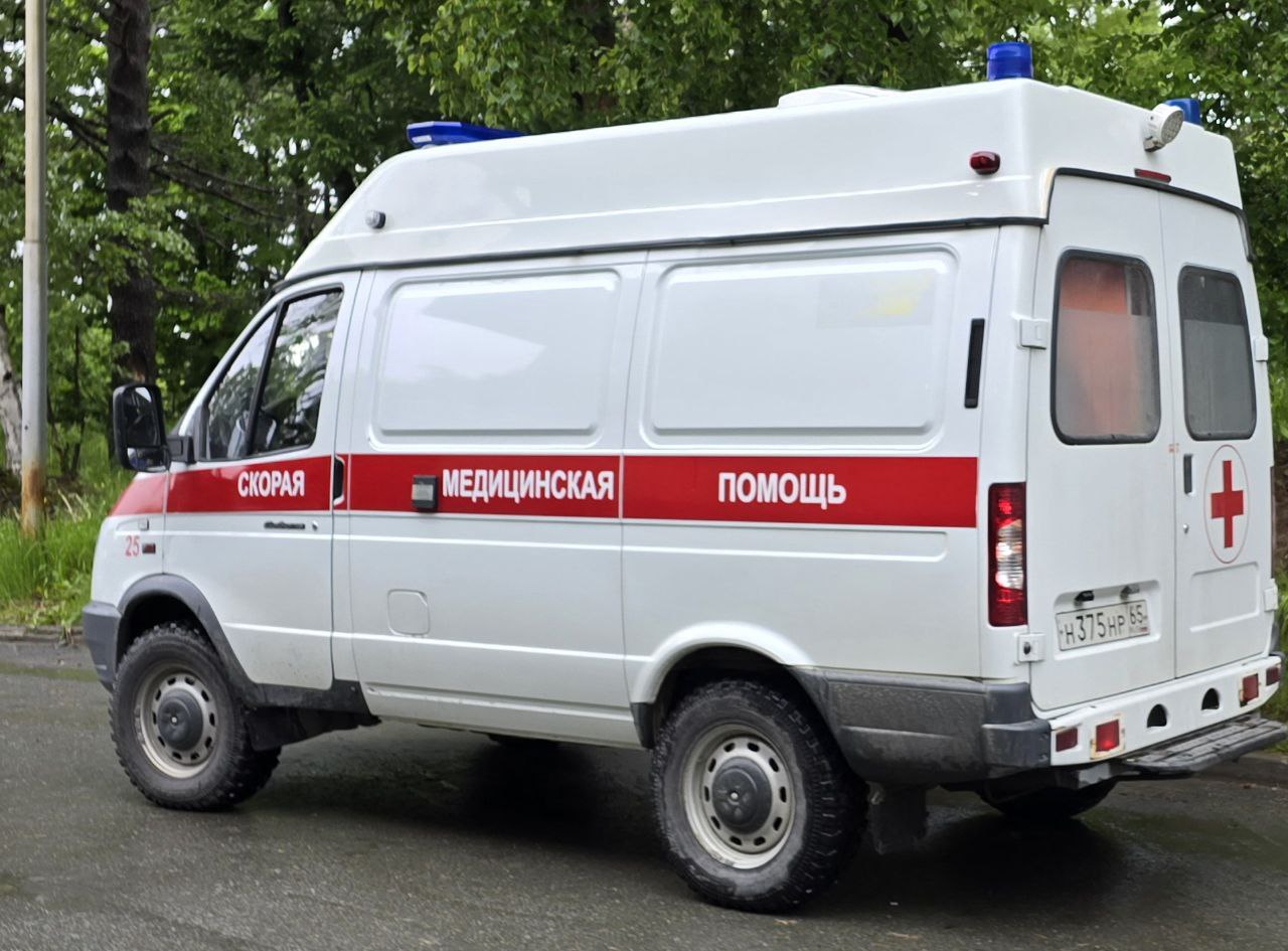 На Сахалине рабочий погиб при падении с высоты — предприятие ждет проверка  Работник АО «СУ № 4» на Сахалине погиб, упав с высоты. Проверка показала серьёзные нарушения: на предприятии не организовали медосмотры, но людей всё равно допустили к работе.  Гострудинспекция выдала предписание об устранении нарушений и держит ситуацию на контроле. Расследование трагедии продолжается.  Источник: Государственная инспекция труда в Сахалинской области  #Местное     Прислать новость   Буст