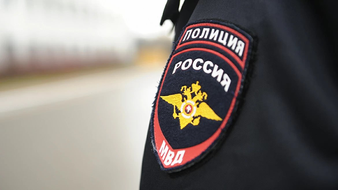 Тульские полицейские проводят мероприятия по охране общественного порядка во время проведения последних звонков 24 мая 2025 года во всех образовательных учреждениях Тульской области пройдут праздники окончания учебного года «Последние звонки». При подготовке к обеспечению общественного порядка сотрудниками полиции проводится комплекс организационно-практических мероприятий. Во время проведения праздничных торжеств полицейские будут дежурить как в стенах учебных заведений, так и на прилегающих улицах. Посты сотрудников Госавтоинспекции будут приближены к местам проведения праздника. Все сотрудники тульской полиции ориентированы на проявление повышенной бдительности, вежливое и внимательное обращение с участниками праздничных мероприятий и оперативное реагирование в случае осложнения обстановки. Особо отметим, что все принимаемые меры безопасности направлены на обеспечение охраны, личной и имущественной безопасности, а также предотвращение правонарушений и преступных посягательств в отношении выпускников и других участников торжеств. УМВД России по Тульской области напоминает будущим выпускникам, а также их родителям: в случае выявления в общественных местах подростков в состоянии алкогольного опьянения, родители несовершеннолетних будут привлечены к административной ответственности. Обращаем внимание, что статьей 12 Федерального закона от 23.02.2013 N 15-ФЗ «Об охране здоровья граждан от воздействия окружающего табачного дыма, последствий потребления табака или потребления никотин содержащей продукции» регламентирован перечень территорий, на которых запрещено курение табака или потребление никотин содержащей продукции. Кроме того, за продажу алкогольной продукции лицам, не достигшим возраста 18 лет, предусмотрена административная ответственность, а за неоднократную реализацию – уголовная. Уважаемые граждане, убедительная просьба при обнаружении подозрительных предметов, а также о распитии спиртных напитков или фактах продажи алкоголя школьникам незамедлительно сообщать сотрудникам полиции по телефонам: 02, 8 4872 32-22-49. #МВД #МВДРоссии #Полиция #ПолицияРоссии #Police #RussianPolice #Russia #ТульскаяПолиция #ОбщественныйПорядок #Последнийзвонок2025