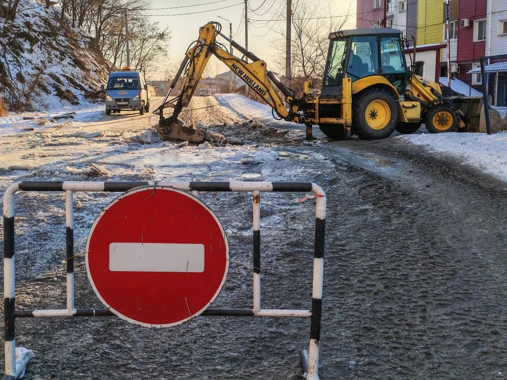 Наледь на дороге в районе дома 12 на бульваре Энтузиастов чистят сегодня  Для этого там перекрыт проезд сообщает пресс служба администрации города 14 января 2026 года перекрыт для проезда участок на Бульваре Энтузиастов в районе домов 12 корпус 3 и 14 Работы уже идут и будут продолжаться до 15 00 Водителей просят использовать альтернативные маршруты движения и объезжать этот участок