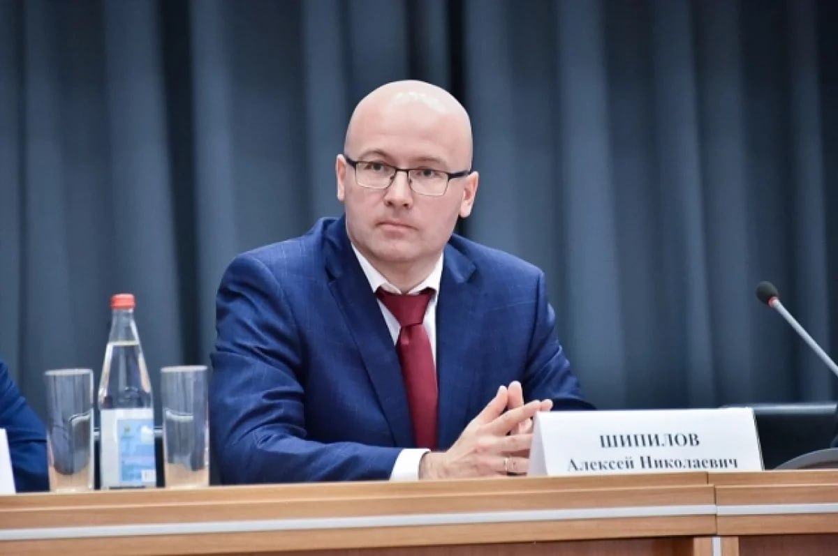 Экс председатель Краснодарского краевого суда Алексей Шипилов может вернуться на свой пост Напомним что он занимал эту должность с 2019 года После завершения срока полномочий в июне 2025 года он покинул пост Однако в октябре этого года вернулся в суд в статусе временно исполняющего обязанности председателя Сейчас Алексей Шипилов является главным кандидатом на пост нового главы крайсуда Краснодарского края Он подал заявление которое будет рассмотрено Высшей квалификационной коллегией судей РФ 25 ноября Мы в Мах АиФ Краснодарский край в ТГ