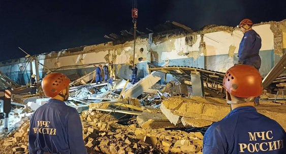 Число погибших в результате чрезвычайного происшествия на предприятии в Рязанской области увеличилось до 11. Медики оказали помощь уже 130 людям, из которых 29 пришлось срочно госпитализировать. 15 августа в цехе завода «Эластик» в Шиловском районе Рязанской области прогремел мощный взрыв. Предположительно, ЧП произошло из-за детонации боеприпаса во время работ. Спасатели продолжают работать на месте трагедии.