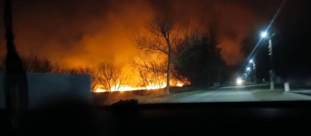 В Россошанском районе Воронежской области пожар уничтожил 3 га сухой травы     Загорание сухой травы в районе улицы Калинина вечером 9 марта. Пожарные выехали в 20:25, огонь удалось потушить в 21:14. На месте работали работали 2 расчета.  ↗  Прислать новость   Подписаться