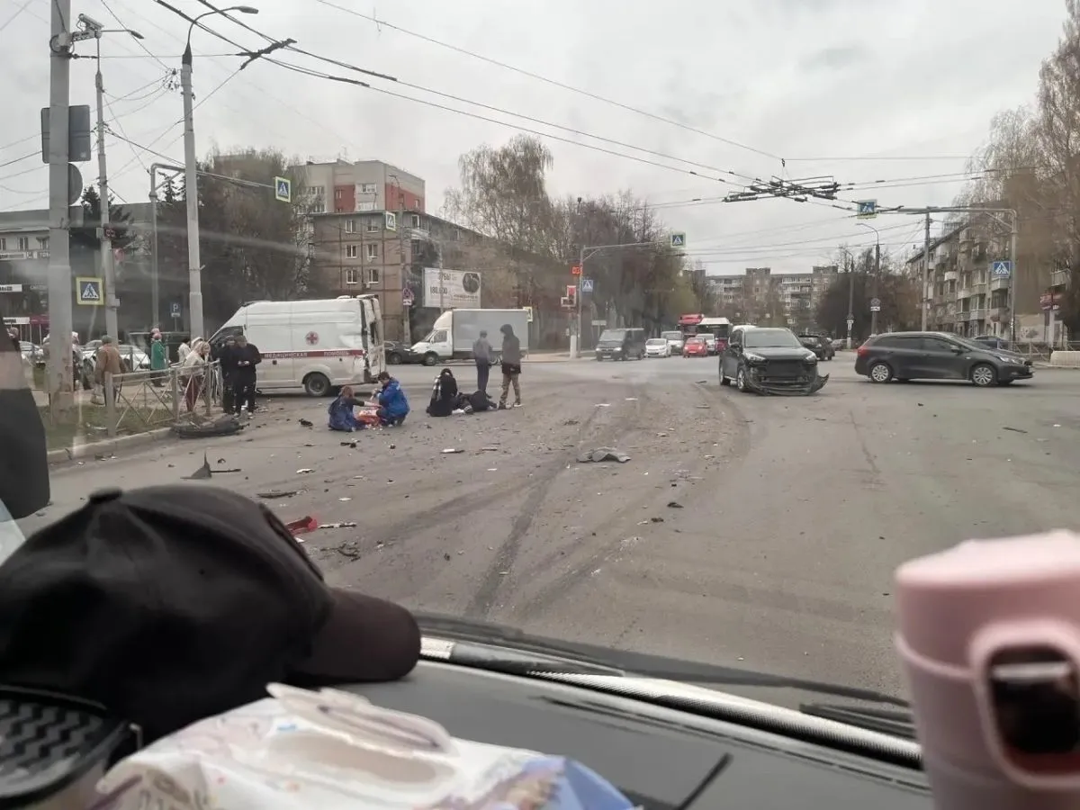 Во Владимире столкнулись МАН и машина скорой помощи пострадали три человека   newsvladimir ru fn 1849748 html В утренний час пик во Владимире столкнулись грузовик МАН и машина скорой помощи Пострадали люди подробности и причины выясняются   Прислать новость Подписаться   Читайте нас в MAX