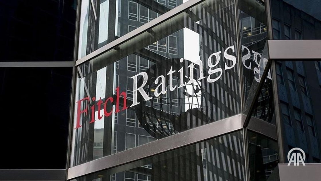 Fitch подтвердило кредитный рейтинг Турции на уровне «BB» Международное рейтинговое агентство Fitch Ratings подтвердило кредитный рейтинг Турции в иностранной валюте на уровне «BB», прогноз по рейтингу – «стабильный». В заявлении упомянуты риски, связанные с экономической политикой Турции, а также как слабые, так и сильные стороны, влияющие на кредитный рейтинг. Среди положительных факторов в рейтинговом агентстве перечислили такие, как низкий уровень государственного долга, сохранение доступа к внешнему финансированию, устойчивость банковского сектора и высокий уровень ВВП на душу населения по сравнению со странами той же рейтинговой группы «BB». ↘ Подробнее на нашем сайте: v.aa.com.tr/3642508 24/7 в сутки с Агентством «Анадолу»