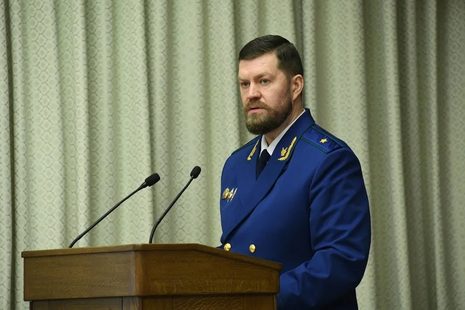 Прокуратура Татарстана о сделке по Ту 214 неустойку надо выплатить но без процентов Альберт Суяргулов поддержал требования Татнефти в части взыскания неустойки по договору строительства самолетов но не согласился с начислением коммерческих процентов Сегодня в ходе арбитражного процесса по иску Татнефти к Туполеву о взыскании 11 7 млрд рублей выступила прокуратура Татарстана Прокурор отдела по обеспечению участия в гражданском и арбитражном процессе Татьяна Сабудская изложила позицию надзорного органа по поводу требований предъявленных к ПАО Туполев До начала слушаний она передала ходатайство подписанное прокурором РТ Альбертом Суяргуловым Однако вступление прокуратуры РТ не привело к урегулированию многомиллиардного спора третья попытка заключить мировое соглашение снова сорвалась Подпишитесь на Реальное время в МАХ Telegram Дзен