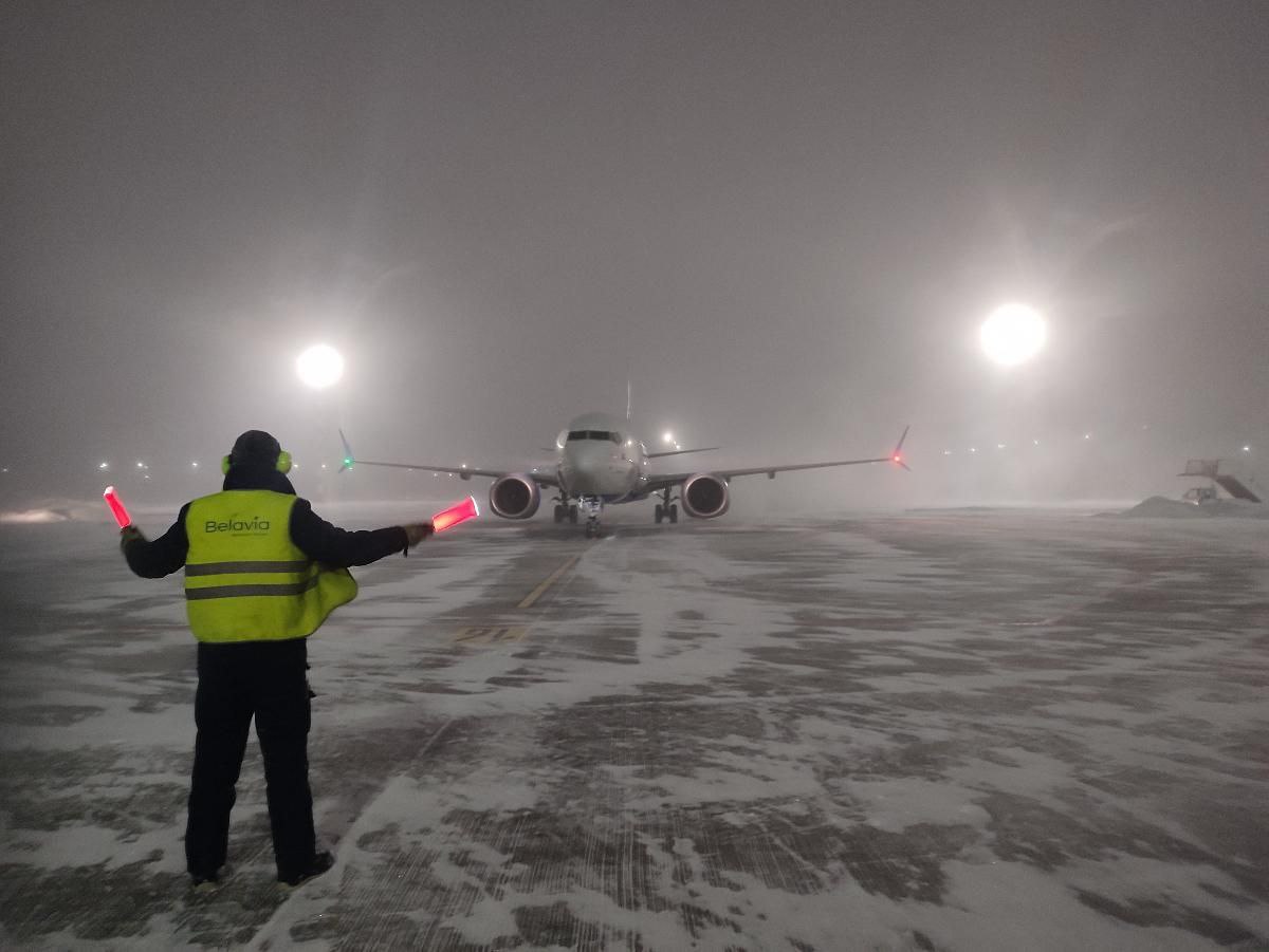 Самолет Belavia Москва Гомель из за непогоды сел в Минске Еще несколько рейсов отменили Рейс B2 988 Москва Гомель сел в Минске Для пассажиров которые вынужденно приземлились в Минске организовали трансфер в Гомель Отменены рейсы B2 989 Гомель Санкт Петербург B2 990 Санкт Петербург Гомель B2 991 Гомель Москва Пассажирам предложили вылет из Минска и трансфер  Подробнее