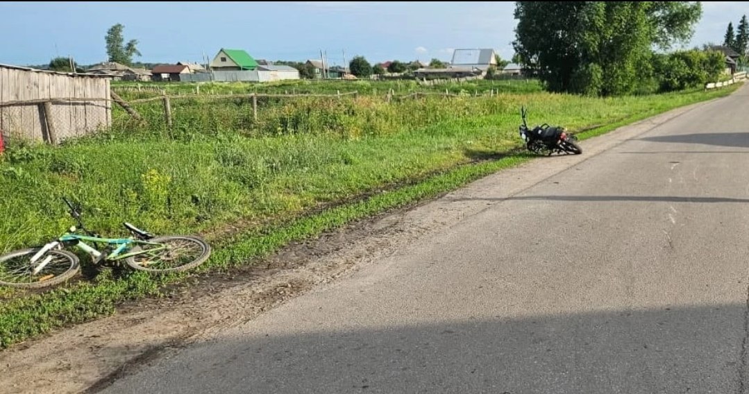 Накануне в Юргамышском округе Курганской области 15-летний подросток на мотоцикле наехал на 7-летнюю девочку, которая каталась на велосипеде.      по ссылке
