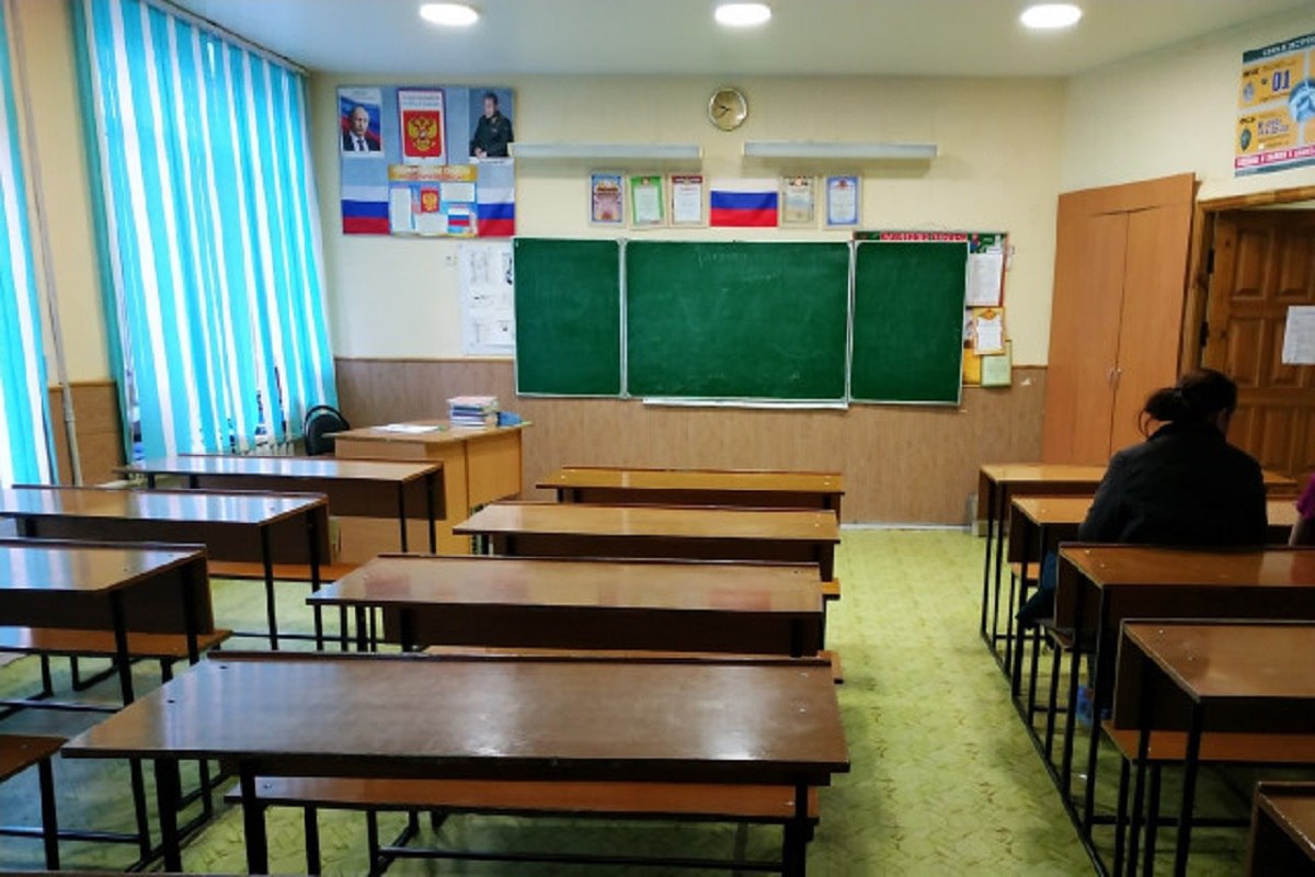 В Смоленске прокуратура помогла подростку попасть в 10 класс Администрация одной из школ Смоленска отказала подростку в зачислении в 10 класс Прокуратура Ленинского района областного центра провела по данному факту проверку исполнения законодательства об образовании Руководство школы мотивировало отказ тем что 10 11 классы в учреждении были исключительно профильными а ученик не прошел рейтинговый отбор по необходимым предметам Тогда представители прокуратуры внесли представление в адрес директора После этого выяснилось что наличие только профильных классов это вовсе не помеха к зачислению подростка Благодаря вмешательству ведомства права школьника были восстановлены сообщает пресс служба генеральной прокуратуры Ребенок уже готовится к новому учебному году Ранее стало известно об очередном конфликте жителей смоленского микрорайона Соловьиная роща с руководством многопрофильного лицея Родители будущих первоклассников через суд добиваются признания отказа в зачислении детей незаконным