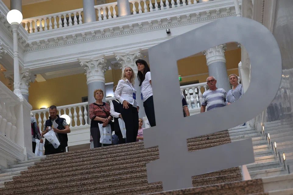 Портрет руководителя финансовой организации представил Центральный Банк России В ходе проведенного анализа выяснилось что типичный глава финансовой организации это мужчина в возрасте 50 лет с высшим образованием занимающий свою должность в среднем пять лет К слову 67 руководителей финансовых организаций мужчины Доля женщин возглавлявших финансовые организации в 2025 году по сравнению с 2022 годом увеличилась всего на 2 Самые популярные имена руководителей в 2025 году Андрей Сергей Елена Ольга Большинство руководителей представители поколения X в возрасте 40 59 лет Примечательно также что 7 руководителей владеют крупными пакетами акций и контролируют деятельность возглавляемых ими организаций Мы в Макс