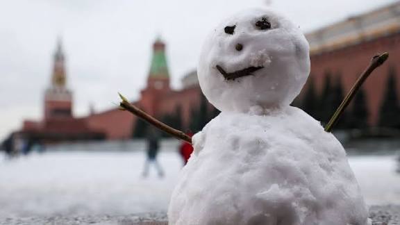 Через пару недель москвичи могут увидеть первые снежинки сообщили метеорологи Специалисты отмечают если в начале октября продолжатся северные вторжения холодного воздуха то уже в первой половине месяца в столице возможны первые снежные осадки МоскВайб подписаться