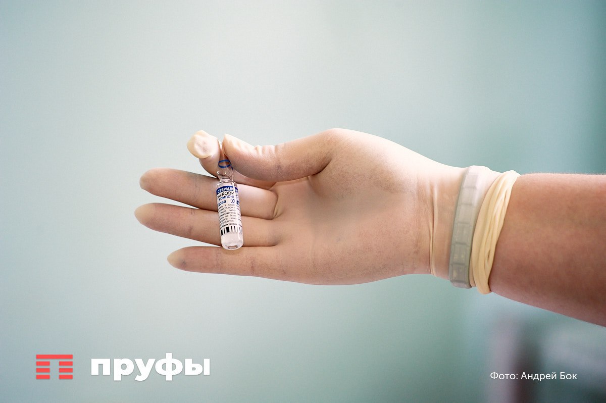 Регионам помогут оплачивать дорогие лекарства от редких болезней Правительство РФ с 2026 года запускает программу субсидирования закупок дорогостоящих препаратов для пациентов с орфанными заболеваниями Финансовая помощь из федерального центра будет направлена в те регионы которые не могут самостоятельно полностью обеспечить такое лечение На программу выделены значительные средства 9 млрд рублей в первый год и по 10 млрд рублей в последующие два года 2027 и 2028 Таким образом власти намерены снизить финансовую нагрузку на региональные бюджеты и гарантировать пациентам непрерывность терапии  Обратная связь  Подписаться  Подписаться в Max