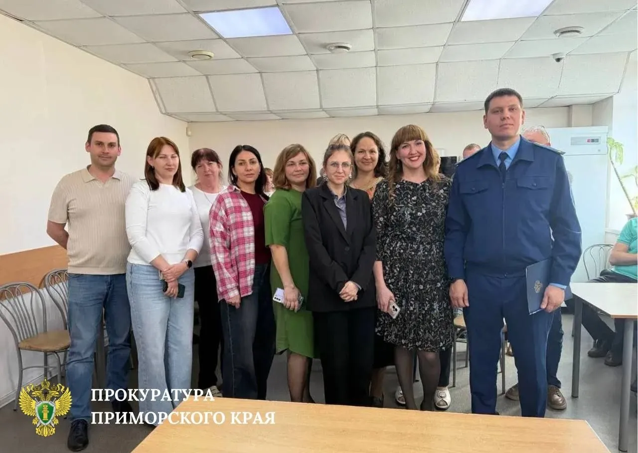 Прокурор Артёма проверил охрану труда на крупном предприятии В честь Всемирного дня охраны труда прокурор города Артёма Илья Горгаев провёл рабочую встречу с сотрудниками одного из ведущих заводов В ходе визита он лично оценил организацию производственного процесса условия труда и соблюдение требований безопасности при эксплуатации оборудования и организации рабочих мест Для повышения уровня безопасности на предприятии была организована тематическая лекция для персонала Работники смогли задать прокурору вопросы связанные с соблюдением трудовых прав гарантиями и компенсациями и получили подробные разъяснения Кроме того надзорное ведомство подготовило и разместило на территории предприятия наглядные памятки В них собраны основные правила безопасной работы которые помогут сотрудникам лучше ориентироваться в вопросах охраны труда Прокуратура продолжает системную работу по контролю за соблюдением законодательства в сфере охраны труда чтобы обеспечить безопасные условия для всех работников города