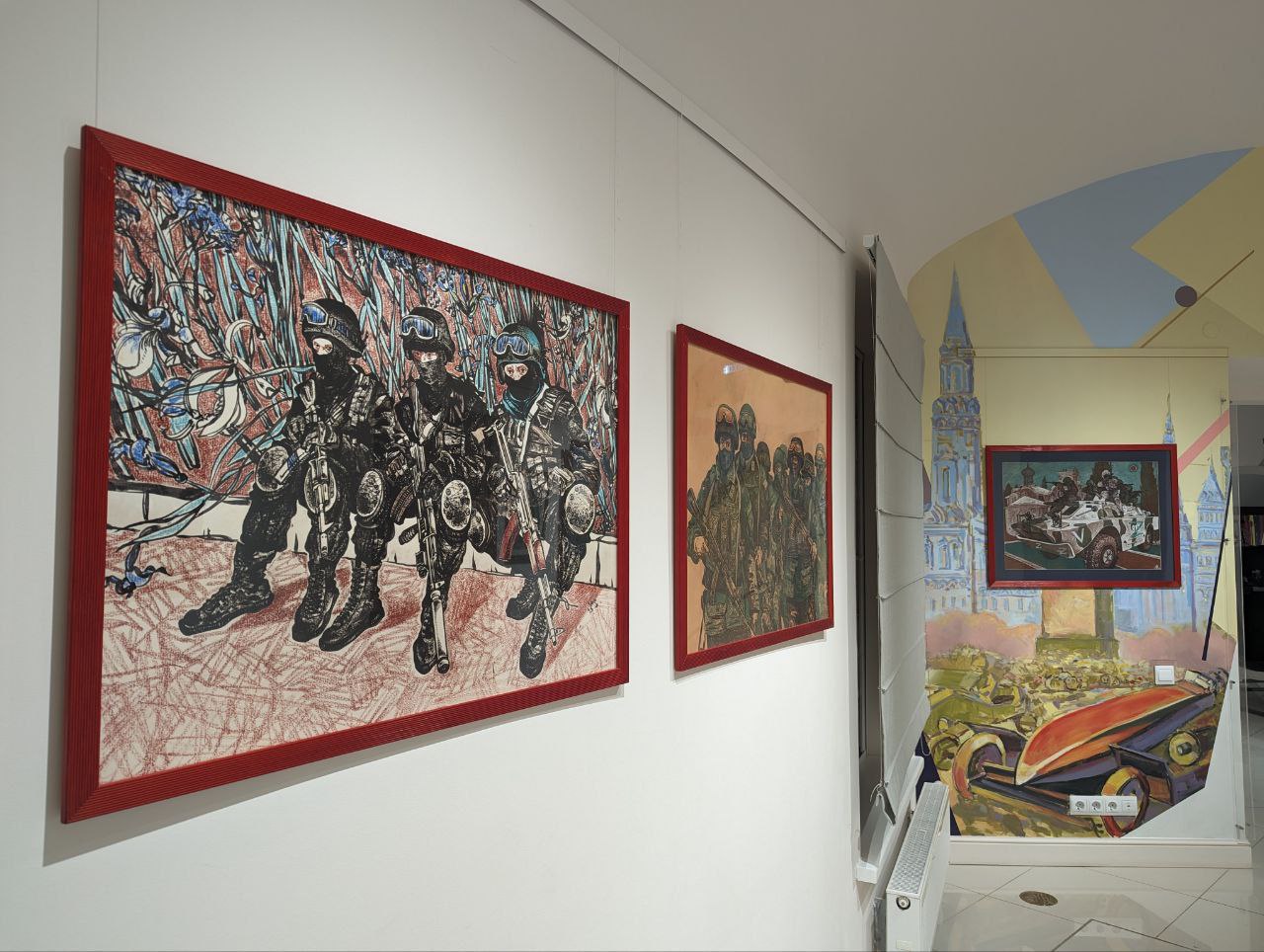 В Государственном центральном музее современной истории России открылась выставка Судьба человека специальная военная операция Организатором выступил Комитет семей воинов Отечества собрав в одном пространстве живопись и графику созданную непосредственными участниками событий Авторы работ солдаты офицеры волонтеры и родственники военнослужащих Каждая работа здесь личная история Участник СВО Илья Бурченков написал портрет своего погибшего командира Художник Владимир Кашин изобразил Героя России Александра Ефимова который в окружении подорвал себя гранатой чтобы прикрыть отход товарищей Отдельное место занимает образ военного врача Дмитрия Богуна в исполнении Дарьи Щукиной Руководитель Комитета Юлия Белехова подчеркивает что задача выставки сохранить живую память и показать силу духа человека прошедшего через испытания Увидеть экспозицию в Москве можно до 1 марта