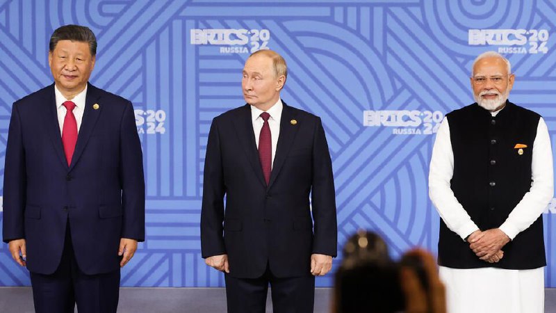 Россия Китай и Индия осознают общность своих интересов по многим направлениям Министр иностранных дел прокомментировал тройное рукопожатие лидеров трех стран Владимира Путина Нарендры Моди и Си Цзиньпина Демонстрация того что три великих державы представляющие три великих цивилизации осознают общность своих интересов по целому ряду направлений отметил глава МИД РФ Сергей Лавров Он подчеркнул что это не значит что все совпадает на 100 Очевидна тенденция к тому что все три страны развивают свое партнерство Государства извлекают выгоду из тех направлений где присутствуют одинаковые интересы заявил он Речь идет о развитии экономики решении социальных задач повышении благосостояния населения