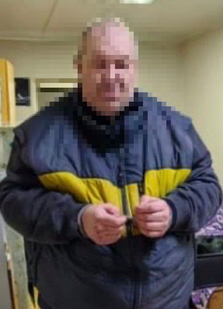 Сотрудники полиции задержали жителя Владивостока, подозреваемого в серии мошенничеств на 4 млн рублей В дежурную часть отдела полиции Ленинского района поступило сообщение 42-летней жительницы Владивостока. Заявительница рассказала, что несколько месяцев назад перевела знакомому предоплату за доставку автомобиля из Японии, но он не выполнил своих обязательств. В ходе проверки установлено: малознакомый мужчина втерся в доверие к потерпевшей и предложил ей свои услуги по приобретению и транспортировке автомобиля. Для осуществления сделки женщина перевела ему 950 тысяч рублей. Но в указанные сроки автомашину не доставили. Женщина поняла, что ее обманули, и обратилась за помощью в полицию. В ходе проведения оперативно-розыскных мероприятий сотрудники полиции установили личность, местонахождение и задержали 50-летнего ранее неоднократно судимого местного жителя, подозреваемого в совершении мошеннических действий. Полицейские установили причастность задержанного к совершению еще трех преступлений, совершенных аналогичным способом. Общий ущерб, причиненный потерпевшим, составил сумму свыше 4 миллионов рублей. В отделе полиции мужчина дал признательные показания. В отношении подозреваемого возбуждены уголовные дела по ч. 3 и 4 ст. 159 Уголовного Кодекса Российской Федерации мошенничество . В отношении фигуранта уголовных дел избрана мера пресечения в виде заключения под стражу. Полиция Приморья
