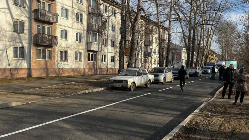 Дороги в Шелехове отремонтировали с нарушениями  Очередной провал нацпроекта «Безопасные качественные автомобильные дороги» обнаружился в Шелехове: там подрядчик сдал отремонтированные улицы с грубыми нарушениями. Нарушения обнаружили сотрудники Госавтоинспекции, которые принимали участие в приёмке дорог в составе общей комиссии, сообщает пресс-служба ГАИ Иркутской области.  Так, на отремонтированных участках выявлено отсутствие и неправильная установка дорожных знаков, несоответствие разметки, нарушения в установке искусственных неровностей и переходных переходов, ограждений, ливнёвки, водоотведения и так далее. Несмотря на эти замечания Госавтоинспекции, дороги были приняты и введены в эксплуатацию.  ГАИ направила список недостатков мэру и прокурору города Шелехова.   #иркутск