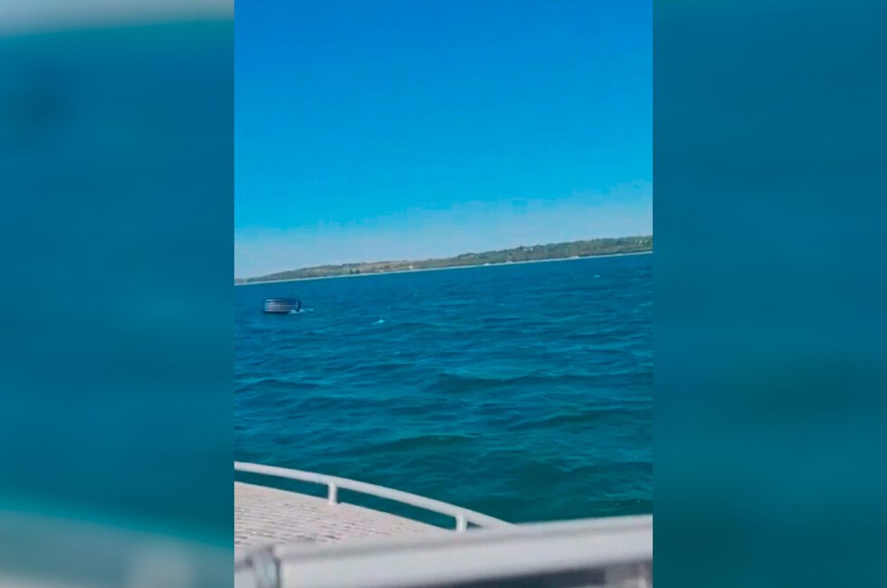В донецкой Ялте спасли ребенка, унесенного в море на матрасе Ребенка обнаружили в километре от берега. Его вытащили на сушу с помощью спасательного круга. Сейчас мальчик находится под наблюдением врачей. Скриншот видеосъемки ГУ МЧС РФ по ДНР Читать полностью Подписаться