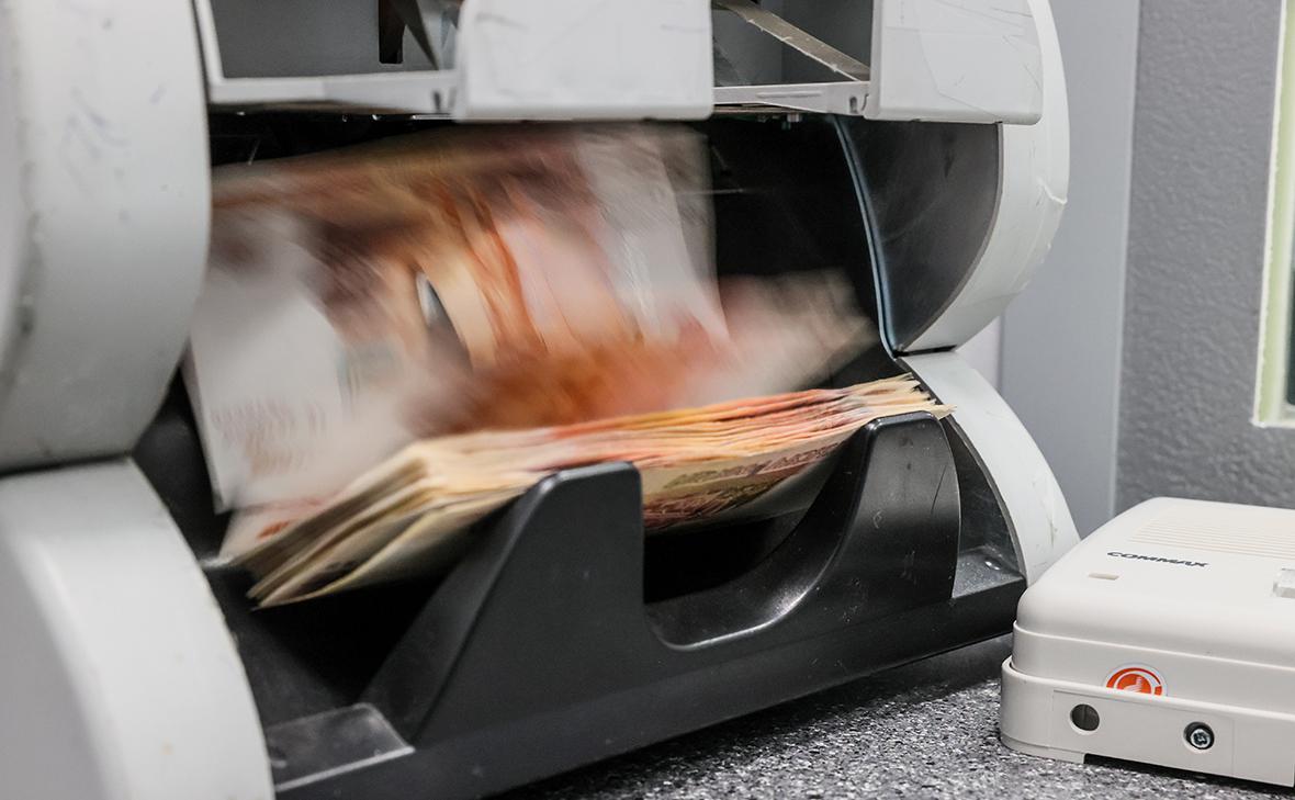 С начала 2026 года россияне стали меньше реинвестировать сбережения в банковские вклады и активизировали перевод денег в инструменты финансового рынка Так в январе после завершения срока действия депозитов 3 06 высвободившихся средств клиенты направили в инвестиционные продукты подсчитал маркетплейс Финуслуги Московской биржи Годом ранее из вкладов в инвестпродукты переехало 1 06 сбережений В феврале тренд сохранился по данным за неполный месяц доля выведенных из депозитов средств была выше среднемесячной за последний год 1 84 В банках и входящих в их контур инвестиционных компаниях тоже отмечают повышенную инвестиционную активность граждан В ВТБ обратили внимание на переток из вкладов в инвестиции денег состоятельных клиентов а в УК Первая видят рост перетоков из вкладов в инвестинструменты в полтора раза jkinvest news jkinvest