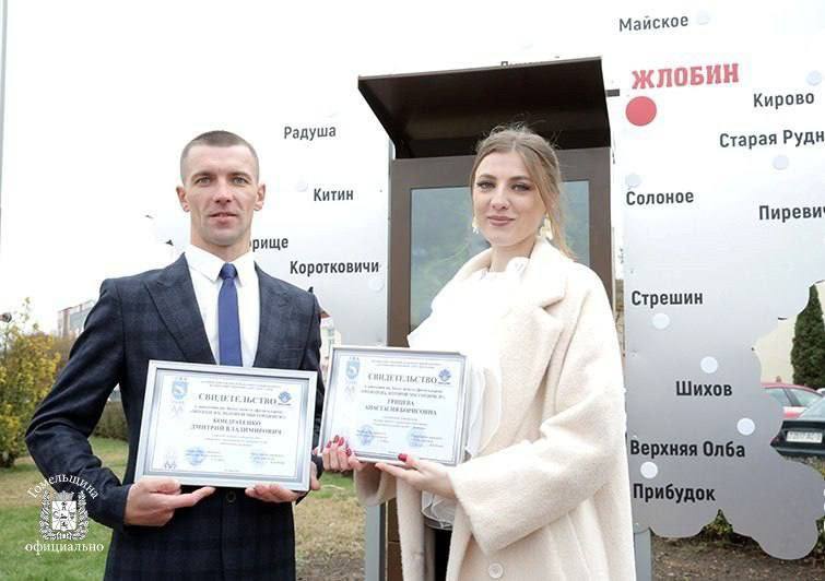 В Жлобине реализовали проект ставший победителем конкурса гражданских инициатив областной ассоциация местных Советов депутатов фотогалерея Молодёжь которой мы гордимся Обновленная Доска почета получила новый уникальный формат и теперь представляет собой современную интерактивную панель благодаря которой любой желающий может ознакомиться с достижениями жлобинской молодежи в образовании науке культуре спорте общественной жизни Молодежь это кадровый интеллектуальный и экономический потенциал двигатель инноваций В нашей стране осуществляется комплексная государственная система мер направленная на поддержку молодежи Предложенный проект важен не только для сверстников но и для старшего поколения которые видят что будущее находится в надежных руках отметила член Совета Республики председатель областного Совета депутатов Екатерина Зенкевич