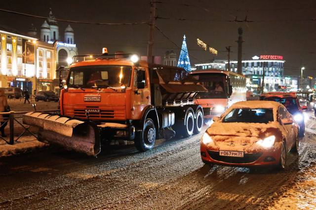 Администрация попросила жителей и гостей города не парковать машины на дорогах, чтобы не мешать уборке‼   После 1:00 городские улицы будет убирать техника МБУ «Чистота».   Дороги также обработают солевым раствором.  Верим. Надеемся. Ждём.