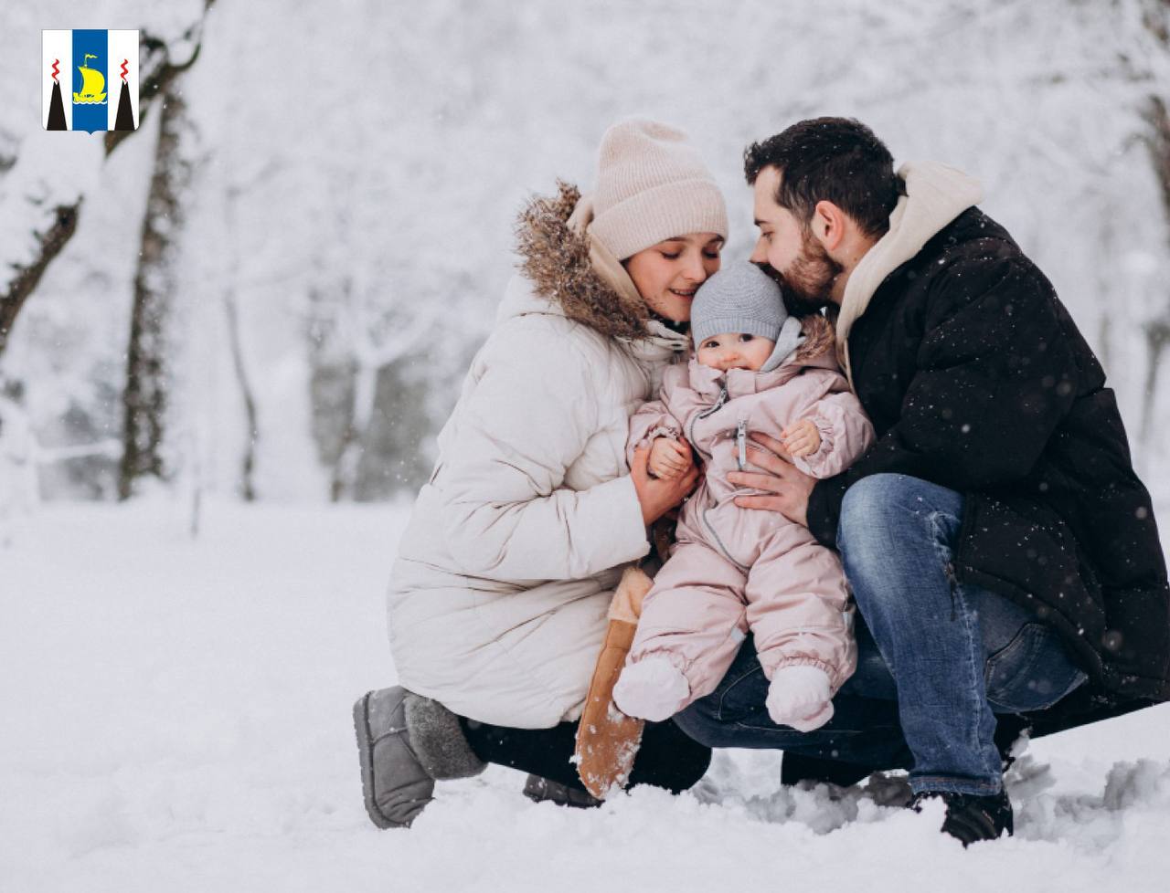 Новые меры поддержки для семей с детьми введены в 2025 году В 2025 году в регионе введены новые меры социальной поддержки для семей с детьми для молодых семей введена выплата в размере 400 000 рублей на уплату первоначального взноса по программе Дальневосточная и арктическая ипотека Данная мера будет продлена с 01 января 2026 года оплата ЭКО с применением донорских криокосервированных половых клеток беременной женщине предоставляется возможность бесплатного посещения учреждений культуры и спорта по единой карте сахалинца компенсация услуги профессиональной няни для семей имеющих детей в возрасте до 3 х лет не посещающих детские дошкольные учреждения Новые меры поддержки направлены на реализацию задач поставленных Президентом России Владимиром Путиным в рамках реализации национального проекта Семья