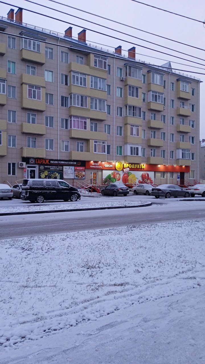 Бийск оказался на третьем месте среди алтайских городов, где дети-сироты покупали жилье в 2024 году   В 2024 году завершился первый этап программы по ликвидации накопившейся задолженности по обеспечению детей-сирот жилыми помещениями. За год жилищные условия улучшили более 700 человек, это больше установленного плана. Большая часть детей-сирот в 2024 году решила воспользоваться правом на получение жилищного сертификата -  это больше 430 граждан. Номинал сертификата в четвертом квартале 2024 года составил 3 438 237 рублей  •  На первом месте Барнаул. Здесь дети-сироты приобрели с использованием жилищных сертификатов 278 квартир •  На втором месте Новоалтайск - 30 реализованных сертификатов •  На третьем месте Бийск – здесь приобрели 22 квартиры •  На четвертом месте среди городов оказался Рубцовск - 16 квартир  Начальник Регионального жилищного управления Андрей Третьяков рассказывает, что в 2024 году увеличилось количество детей-сирот, которые получили сертификат, имея на руках решение суда о предоставлении квартиры:   - 269 детей-сирот с решениями суда в 2024 году получили жилищные сертификаты и встретили Новый 2025 год в собственном жилье, а в Бийске по итогам года впервые удалось полностью ликвидировать очередь по обеспечению жильем детей-сирот с решениями суда, – рассказал он.